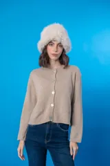 Cardigan color beige con cuello a la base y cierre frontal con botones.