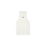 Musculosa de punto acanalado marca Fear of God Essentials, color blanco, con cuello redondo y etiqueta de goma rectangular en el pecho.