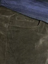 Pantalón de pana marrón de corte recto.