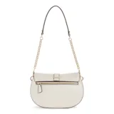 Cartera tipo saddle bag de Guess, color beige, con formato estructurado, solapa frontal con cierre magnético y logo metálico dorado. Incluye correa de hombro con cadena y detalle de tira decorativa.