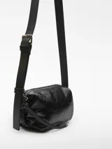 Bolso bandolera pequeño de Adolfo Dominguez con textura craquelada y acabado brillante. Cuenta con un compartimento principal con cierre de cremallera, bolsillo interior con cierre y asa larga regulable en color negro.