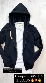 Campera con capucha de algodón con felpa, color negro, con cierre frontal y logo bordado en el pecho.