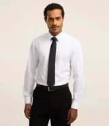 Corbata clásica de color gris oscuro con acabado satinado y textura sutil. Diseño elegante y versátil, ideal para eventos formales.