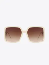 Lentes de sol cuadrados color crema con lentes degradé marrones.