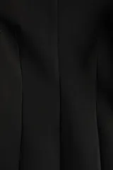 Vestido mini de corte entallado en tejido efecto neopreno, con escote bote y manga larga. Presenta pinzas moldeadoras tanto en el frente como en la espalda para estilizar la figura y cierre oculto con botón en la parte posterior.