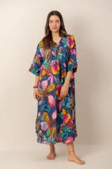 Vestido largo azul marino con estampado floral multicolor, cuello en V con cierre frontal parcial de botones y mangas cortas holgadas.