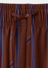 Pantalón cargo de algodón con diseño a rayas, cintura ajustable con elástico y bolsillos laterales con solapa.