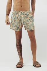 Short de baño con estampado tropical de hojas y loros, con cordón ajustable en la cintura.