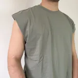 Musculosa verde militar con corte oversize, cuello redondo y sisas amplias.