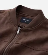 Chaqueta bomber azul marino lisa, con cierre frontal, cuello redondo y bolsillos laterales.