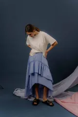 Pollera larga celeste de diseño fluido, confeccionada en algodón, con capas asimétricas, volados y cintura elástica.