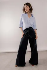 Jean wide leg de tiro medio y corte holgado con piernas muy anchas, confeccionado en denim de lavado azul medio.