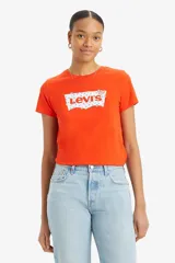Remera naranja de algodón con logo de Levi's estampado en blanco con relleno floral.