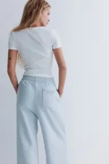 Pantalón de jogging de corte holgado en tejido de felpa con interior cepillado suave. Modelo de tiro alto con cintura elástica fruncida y piernas anchas.