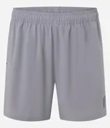 Bermuda deportiva de running color gris, con cintura elástica, ajuste interno y bolsillo trasero con cierre. Confeccionada en tejido técnico de poliéster y elastano.