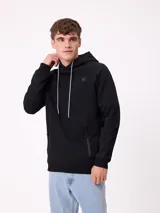 Canguro negro con capucha, cordones ajustables en contraste, bolsillos frontales con cierre y puños acanalados.
