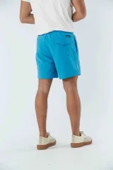 Short de baño liso con cintura elástica y cordón de ajuste. Cuenta con dos bolsillos laterales, un bolsillo posterior y un aplique de logo en goma en la pierna.