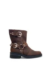 Bota biker marrón óxido de cuero, con correas con hebillas plateadas y suela de goma.