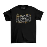 Remera negra de algodón con estampa frontal gráfica inspirada en la banda Arctic Monkeys, incluyendo elementos como un teléfono, estrellas y un rayo en tonos dorados y blancos.