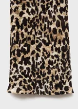Vestido largo de diseño evasé con estampado animal print de leopardo. Presenta cuello en pico, mangas largas acampanadas y tejido plisado con cierre de cremallera lateral.