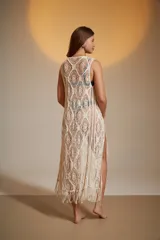 Kimono largo de crochet color crudo, sin mangas y con cuello en V profundo.