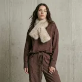 Bufanda de piel sintética en tono beige claro, con diseño suave y textura afelpada.