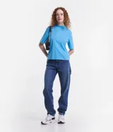 Remera de algodón color celeste con cuello alto y mangas cortas.