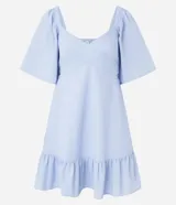 Vestido corto evasé color celeste, con escote en V, mangas cortas amplias, recorte cutout en los laterales de la cintura y volado en el bajo.