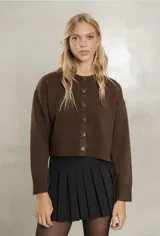 Sweater de punto color marrón, con cuello redondo, cierre frontal de botones y diseño corto con puños y ruedo acanalados.
