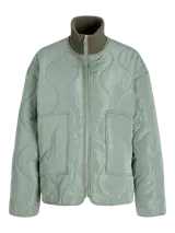 Campera acolchada de color gris oscuro, con diseño matelaseado de ondas, cuello alto en rib, cierre frontal con cremallera metálica y bolsillos frontales aplicados.