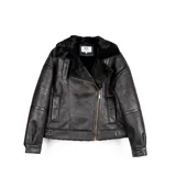 Campera negra de cuero sintético con interior forrado en piel sintética. Tiene cierre frontal y dos bolsillos exteriores abiertos.