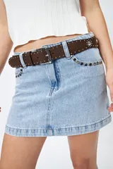 Cinturón marrón con tachas plateadas y hebilla metálica rectangular.