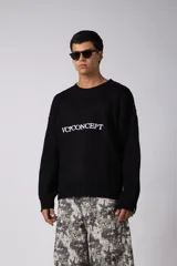 Sweater de punto acanalado color negro, con cuello redondo y mangas largas. Presenta el logo VCPCONCEPT bordado en el pecho en color blanco.
