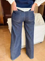 Pantalón de jean estilo wide leg en color azul marino, con corte de pierna ancha y tiro medio.