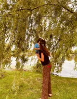 Pantalón de jean con estampado animal print en tonos beige y negro, de corte ancho y tiro medio. Presenta detalles de cuero bordó en la pretina y los bolsillos.