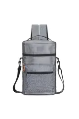 Mochila matera Discovery de diseño vertical, color gris con estampado geométrico en el bolsillo frontal. Cuenta con compartimento principal con cierre, bolsillo frontal con cierre, correas ajustables y desmontables, y manija superior.