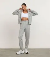 Campera deportiva de modal con cierre frontal, capucha ajustable con cordones, mangas largas con puños elásticos y bolsillo tipo canguro. Presenta un diseño funcional con sisa raglán y recorte en la espalda.