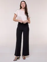 Jean wide leg de tiro alto marca Dictionary, color negro, con pretina con pasadores, botón, cierre y bolsillos delanteros y traseros.