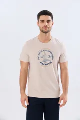 Remera azul marino de manga corta con cuello redondo, confeccionada en mezcla de algodón y poliéster. Presenta un estampado frontal circular de inspiración vintage con diseño de velero y tipografía alusiva a clubes deportivos.