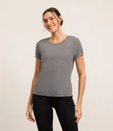 Remera deportiva gris de microfibra ligera, con cuello redondo, mangas cortas y frisos contrastantes blancos en la espalda.