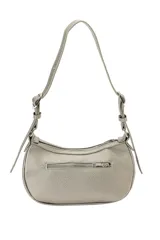 Cartera bandolera color negro de poliuretano símil cuero, con diseño estructurado, cierre superior y correa ajustable con hebillas metálicas.