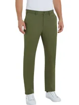 Pantalón chino de corte recto color verde oliva, confeccionado en algodón pima elástico.