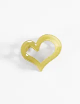 Broche para el pelo con forma de corazón, color verde translúcido y resorte metálico dorado.