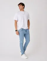 Pantalón jean skinny de color celeste claro, con efecto desgastado sutil, tiro medio y corte ajustado al cuerpo.
