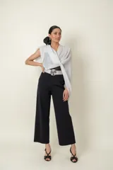 Chal plisado color dorado con lurex y terminación de hilos finos cortos.