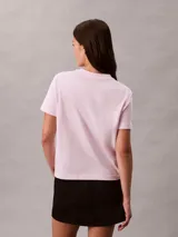 Remera de algodón color rosado, con cuello redondo, manga corta, corte regular y diseño gráfico con el logo de Calvin Klein en el pecho.