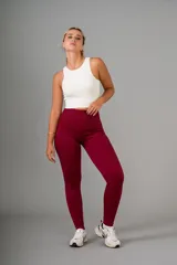 Top blanco de tejido de punto acanalado, corte cropped y cuello redondo.