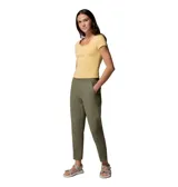 Pantalón de corte recto color verde militar, con cintura elástica y bolsillos laterales.