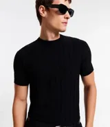 Remera de manga corta color beige, con cuello redondo y tejido texturizado acanalado.