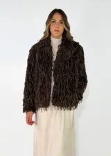 Chaqueta de textura peluda con flecos, de corte recto y manga larga, ideal para un look texturizado.